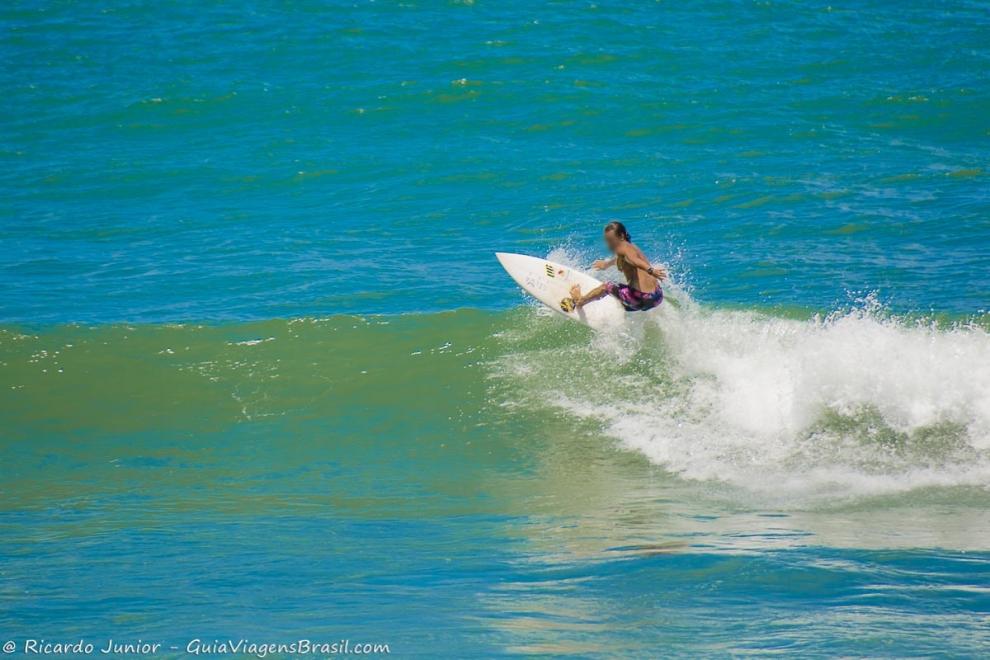 Imagem de um surifsta nas ondas da Praia da Engenhoca em Itacaré.